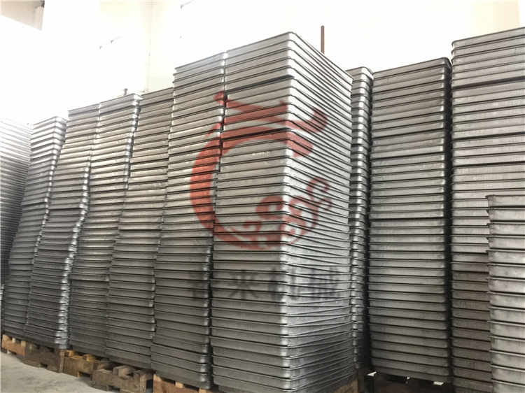 熱風循環烘箱配套標準尺寸烘盤的生產發貨現場