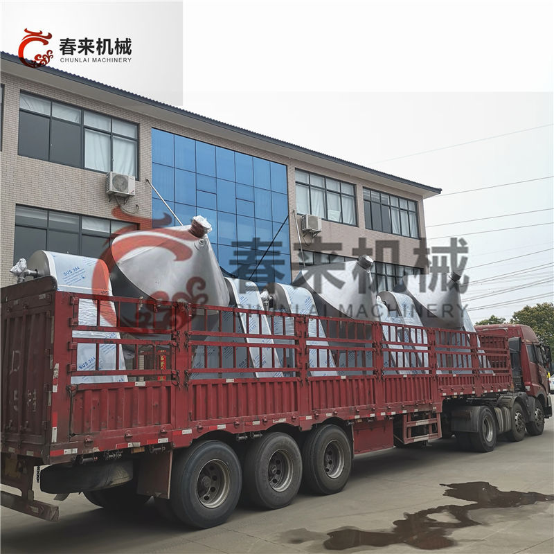 河南客戶3台SZG-3000型雙錐回轉真空幹燥機的發貨現場