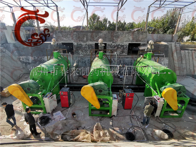 河北客戶三台10000L耙式真空幹燥機安裝調試現場